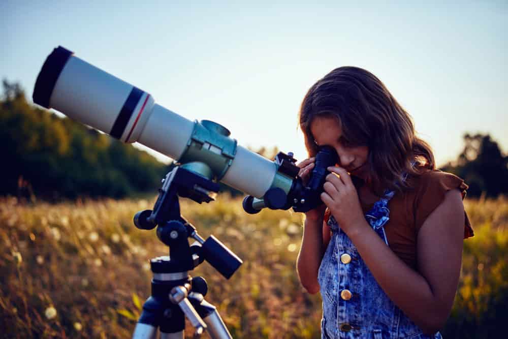 6 Best Telescopes with GPS: A girl with a telescope. 