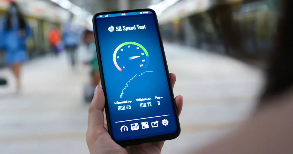 A 5G connection speed test hitting speeds of almost 1 Gbps