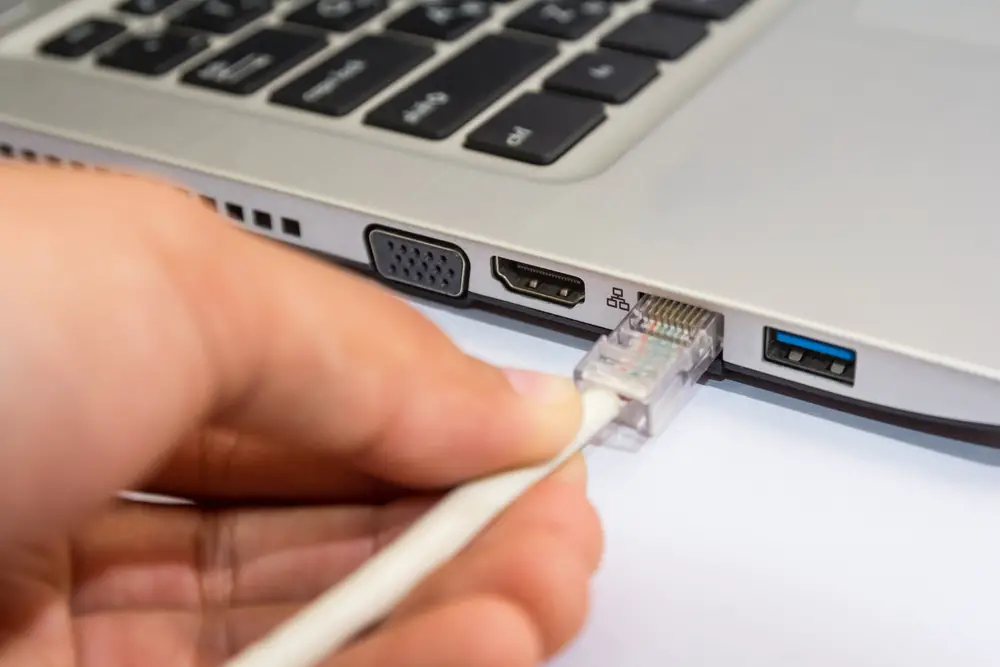 Connecting LAN port to the laptop