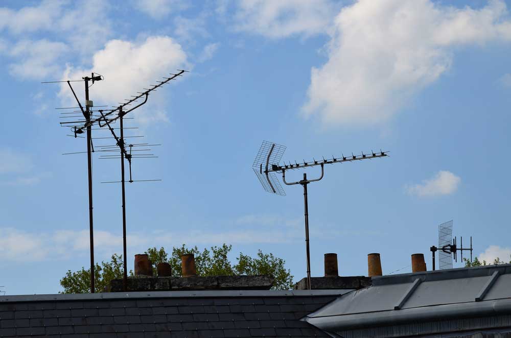 A proper antenna installation pointing in the same direction