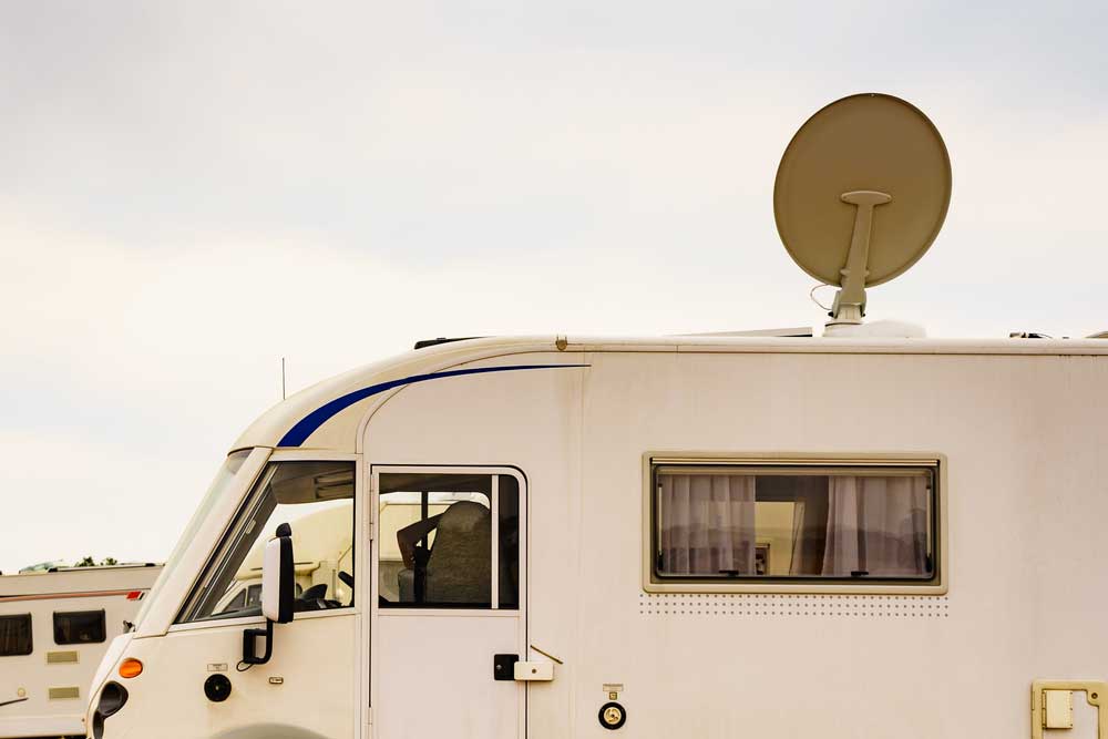 A traveling vehicle with a satellite dish