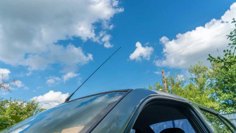 Long antenna on the roof of the car