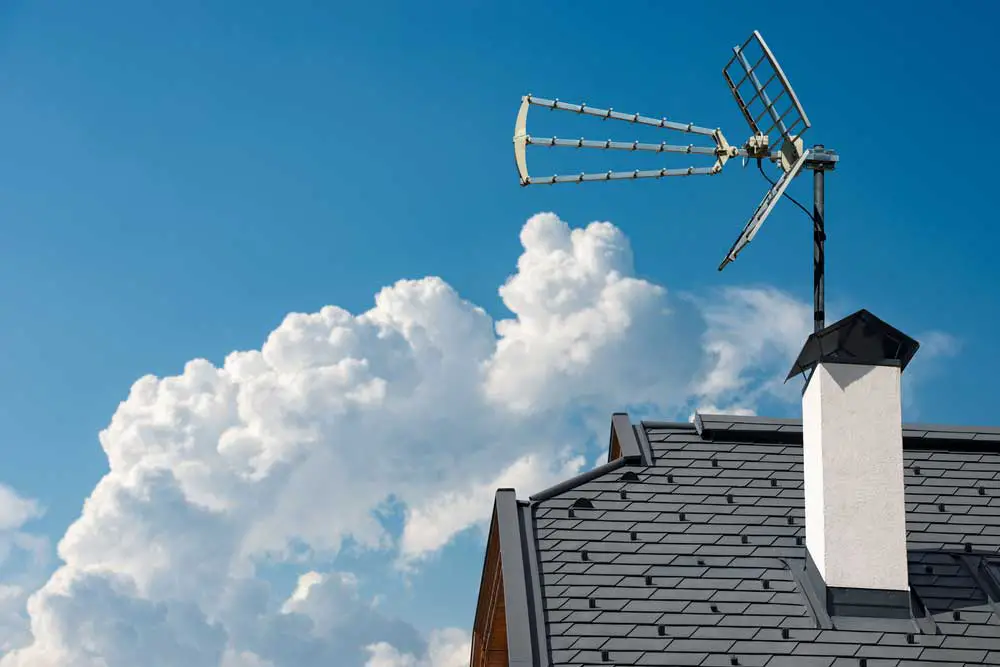 A roof with a television antenna